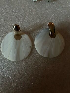 Round White Shell Fan Drop Earrings